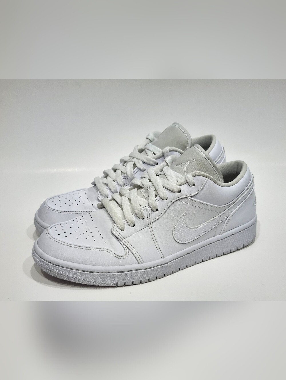 Nike Air Jordan 1 Retro Low Triple White AO9944-111 Women’s Sneakers Size 10 US